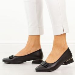 Czarne skórzane czółenka damskie na obcasie M.Daszyński Ol37-2. Czarne czółenka damskie M.Daszyński, na jesień, z aplikacjami, z jeansu, biznesowe, z okrągłym noskiem, bez obcasa, na obcasie, bez zapięcia. Za 219.00 zł.