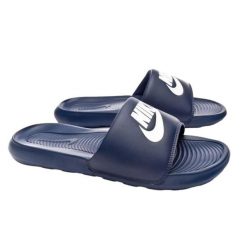 Klapki Nike Victori One granatowe. Niebieskie klapki męskie Nike, bez wzorów, bez zapięcia. Za 148.05 zł.