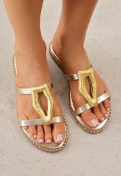 Złote Klapki VICES z Metaliczną Geometryczną Klamrą Azaeriana. Żółte klapki damskie Renee, z aplikacjami, casualowe, bez obcasa, na płaskiej podeszwie, bez zapięcia. Za 79.99 zł.