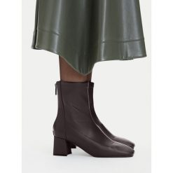 Botki Nine West. Brązowe botki damskie Nine West, bez wzorów, bez obcasa, na słupku, bez zapięcia. Za 279.99 zł.