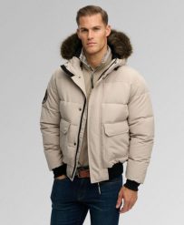 Superdry Kurtka Everest Hooded Puffer Bomber – Relaxed Fit. Brązowe kurtki męskie Superdry, xl, z aplikacjami, z elastanu, z kapturem. Za 774.50 zł.