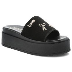 Czarne Klapki Chebello Modne Obuwie Damskie. Czarne klapki damskie CheBello, na lato, z aplikacjami, eleganckie, bez obcasa, na platformie, bez zapięcia. Za 369.00 zł.