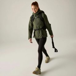 Damska Kurtka Nieodporna Birchdale II. Zielone kurtki sportowe damskie Regatta, bez wzorów, z materiału, bez ramiączek, z kapturem, trekkingowe. Za 515.50 zł.