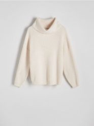 Sweter oversize z golfem - kremowy. Białe swetry nierozpinane damskie Reserved, l, bez wzorów, z dzianiny, bez kołnierzyka, bez ramiączek. W wyprzedaży za 69.99 zł.