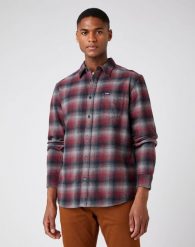 MĘSKA KOSZULA MATERIAŁOWA WRANGLER LS 1PKT SHIRT TAWNY PORT W5A13BX7O 112141408. Koszule męskie Wrangler, m, bez wzorów, z materiału, bez kołnierzyka, bez ramiączek. Za 129.99 zł.