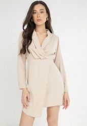 Beżowa Sukienka Tryphala. Brązowe sukienki damskie Born2be, z aplikacjami, z tkaniny, klasyczne, bez kołnierzyka, bez ramiączek, mini, kopertowe. Za 74.99 zł.
