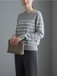 Sweter w paski z ozdobnymi guzikami na ramieniach - szary. Szare swetry nierozpinane damskie Sinsay, l, bez wzorów, bez kołnierzyka, bez ramiączek. Za 35.99 zł.