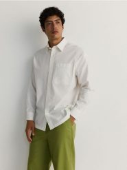 Bawełniana koszula regular fit - złamana biel. Koszule męskie Reserved, l, bez wzorów, z bawełny, bez kołnierzyka, bez ramiączek. W wyprzedaży za 39.99 zł.