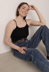 Czarny Top na Ramiączkach z Prążkowanej Tkaniny z Bawełny z Guzikami Bermisa. Czarne topy damskie Born2be, m, bez wzorów, z bawełny, eleganckie, bez kołnierzyka, bez ramiączek. Za 29.99 zł.