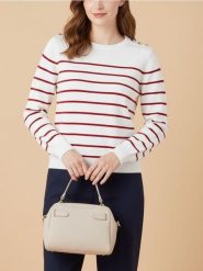 Sweter w paski z ozdobnymi guzikami na ramieniach - czerwony. Czerwone swetry nierozpinane damskie Sinsay, l, bez wzorów, bez kołnierzyka, bez ramiączek. Za 35.99 zł.