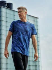 4F T-shirt regular z nadrukiem męski 4F x Robert Lewandowski - granatowy L. Niebieskie koszulki sportowe męskie 4F, l, bez wzorów, z bawełny, bez ramiączek. Za 79.99 zł.