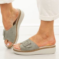 Khaki skórzane klapki damskie S.Barski 7002. Brązowe klapki damskie S.BARSKI, na lato, bez wzorów, z jeansu, casualowe, bez obcasa, na koturnie, bez zapięcia. Za 229.00 zł.