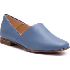 Półbuty CLARKS - Pure Tone 261396354 Mid Blue Leather. Niebieskie półbuty damskie Clarks, bez wzorów, ze skóry, bez obcasa, na obcasie, bez zapięcia. W wyprzedaży za 269.00 zł.
