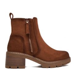 Botki Clara Barson. Brązowe botki damskie Clara Barson, bez wzorów, bez obcasa, na słupku, bez zapięcia. Za 159.99 zł.