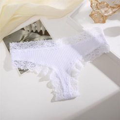 Figi z koronką na co dzień Georgica. Szare majtki damskie Intica, z koronki. Za 49.00 zł.