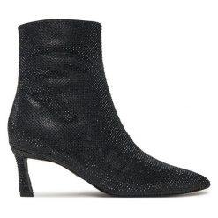 Botki Steve Madden. Czarne botki damskie Steve Madden, bez wzorów, bez obcasa, na szpilce, bez zapięcia. Za 549.99 zł.
