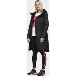 Płaszcz puchowy damski KUDP214 - głęboka czerń. Brązowe płaszcze damskie 4F, bez wzorów, z puchu, bez kołnierzyka, bez kaptura. Za 349.99 zł.