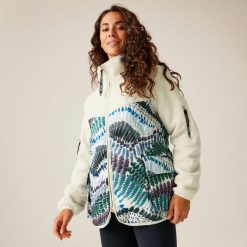 Christian Lacroix Arrigas damska casualowa hybrydowa pikowana kurtka. Białe kurtki sportowe damskie Regatta, bez wzorów, z puchu, bez ramiączek, bez kaptura, trekkingowe. Za 340.40 zł.