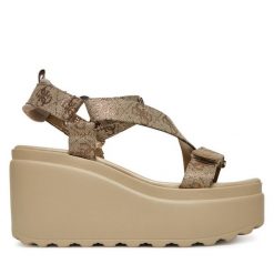 Sandały Guess. Żółte sandały damskie Guess, z aplikacjami, bez obcasa, na koturnie, bez zapięcia. Za 429.99 zł.