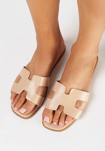 Beżowe Klapki z Kwadratowym Noskiem i Wycięciami Raisel. Brązowe klapki damskie Born2be, na lato, bez wzorów, eleganckie, bez obcasa, na płaskiej podeszwie, bez zapięcia. Za 59.99 zł.