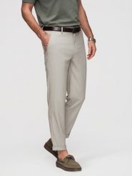 Męskie spodnie chino REGULAR FIT z gumką w pasie – szaro-beżowe V1 - Rozmiar: M. Szare eleganckie spodnie męskie Ombre Clothing, z aplikacjami, z gumy. Za 139.99 zł.