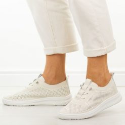 Beżowe ażurowe półbuty damskie Potocki 16366. Brązowe obuwie sportowe damskie POTOCKI, na lato, w ażurowe wzory, z dresówki, biznesowe, z okrągłym noskiem, bez obcasa, na płaskiej podeszwie, bez zapięcia. W wyprzedaży za 113.52 zł.