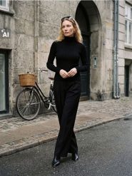 Prążkowany sweter z golfem - czarny. Czarne swetry nierozpinane damskie Sinsay, l, bez wzorów, prążkowane, bez kołnierzyka, bez ramiączek. Za 39.99 zł.