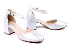 RIEKER 44762-90 silver/platinum, czółenka damskie. Szare czółenka damskie Rieker, na lato, bez wzorów, bez obcasa, na obcasie, bez zapięcia. Za 319.90 zł.