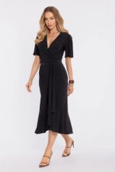 Elegancka sukienka ołówkowa kopertowa z wiązaniem czarna. Czarne sukienki damskie MOE, m, bez wzorów, z dzianiny, eleganckie, z asymetrycznym kołnierzem, bez ramiączek, midi, asymetryczne. W wyprzedaży za 223.00 zł.