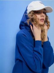 Dresowa bluza hoodie z nadrukiem "Le Soleil" - niebieski. Niebieskie bluzy damskie Sinsay, l, bez wzorów, z dresówki, bez ramiączek, bez kaptura. Za 49.99 zł.