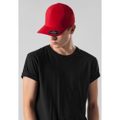 Czapka Flexfit delta. Czerwone czapki damskie FLEXFIT, bez wzorów, sportowe. Za 156.00 zł.