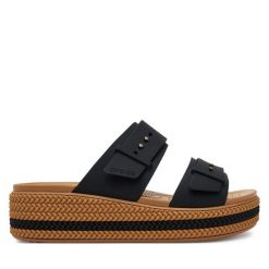 Klapki Crocs. Czarne klapki damskie Crocs, bez wzorów, bez obcasa, bez zapięcia. Za 219.99 zł.