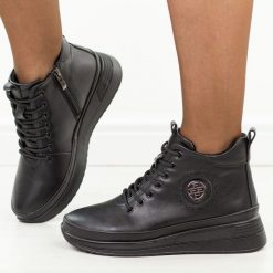Czarne skórzane botki damskie Filippo dbt4215/26. Czarne botki damskie Filippo, na jesień, bez wzorów, z polaru, eleganckie, z okrągłym noskiem, bez obcasa, bez zapięcia. Za 329.00 zł.