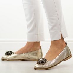 Złote skórzane Polskie półbuty damskie Deoni D047. Żółte półbuty damskie Deoni, na jesień, z aplikacjami, z jeansu, eleganckie, z okrągłym noskiem, bez obcasa, na płaskiej podeszwie, bez zapięcia. Za 439.00 zł.