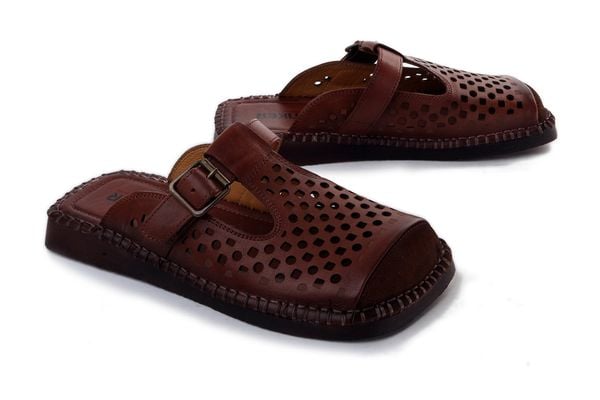 Artiker Relaks 58C1012 choco, klapki damskie. Brązowe klapki damskie Artiker Relaks, na lato, bez wzorów, ze skóry, bez obcasa, bez zapięcia. Za 206.43 zł.