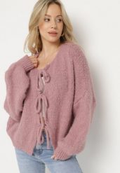 Różowy Kardigan Oversize z Wełną Zdobiony Kokardkami Eleathalie. Czerwone kardigany damskie Born2be, z aplikacjami, z jeansu, eleganckie, bez kołnierzyka. Za 139.99 zł.