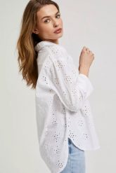 Koszula oversize z rękawami 3/4 biała. Białe koszule damskie MOODO, m, bez wzorów, bez kołnierzyka, bez ramiączek. W wyprzedaży za 69.99 zł.