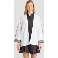 KARDIGAN Armani Exchange. Białe kardigany damskie Armani Exchange, l, bez wzorów, z dzianiny, bez kołnierzyka. Za 389.00 zł.