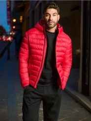Kurtka puffer z kapturem - czerwony. Czerwone kurtki męskie Sinsay, l, bez wzorów, z materiału, z kapturem. Za 99.99 zł.