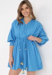 Niebieska Sukienka Adousa. Niebieskie sukienki damskie Born2be, m, bez wzorów, z gumy, klasyczne, bez kołnierzyka, bez ramiączek, mini, bombki. Za 29.99 zł.