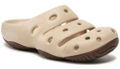 Klapki damskie Keen Yogui Wmns Safari/Silver Birch. Brązowe klapki damskie 909, bez wzorów, bez obcasa, bez zapięcia. Za 280.99 zł.