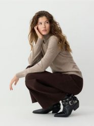Sweter z wełny merino - brązowy. Brązowe swetry nierozpinane damskie Reserved, l, bez wzorów, z wełny, bez kołnierzyka, bez ramiączek. Za 229.99 zł.