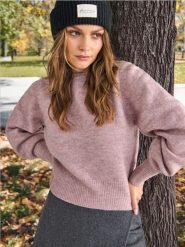 Sweter - fioletowy. Fioletowe swetry nierozpinane damskie Sinsay, l, bez wzorów, z materiału, bez kołnierzyka, bez ramiączek. Za 49.99 zł.
