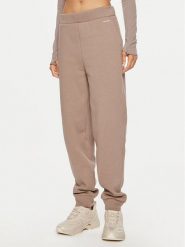 Calvin Klein Spodnie dresowe Nano Logo K20K208330 Beżowy Regular Fit. Brązowe spodnie dresowe damskie Calvin Klein, bez wzorów, z dresówki. Za 249.99 zł.