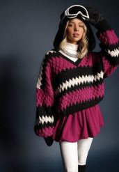 Fuksjowy Oversize Sweter z Trójkątnym Dekoltem z Ozdobnej Dzianiny Klinerda. Czerwone swetry nierozpinane damskie Renee, na jesień, bez wzorów, z dzianiny, casualowe, bez kołnierzyka, bez ramiączek. Za 149.99 zł.