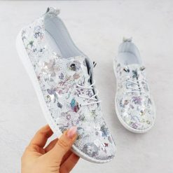 Skórzane półbuty damskie w kwiaty białe T.Sokolski 2023 FL. Białe półbuty damskie T.Sokolski, bez wzorów, ze skóry, bez obcasa, bez zapięcia. Za 209.99 zł.