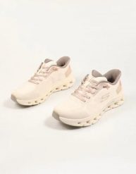 Buty sportowe Sneakersy damskie, Slip-Ins: Glide-Step Pro - Pure Motion. Brązowe obuwie trekkingowe damskie Skechers, z materiału, przed kostkę, bez zapięcia. Za 499.99 zł.