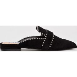 Steve Madden - Klapki Wind. Czarne klapki damskie Steve Madden, bez wzorów, z materiału, bez obcasa, na obcasie, bez zapięcia. W wyprzedaży za 199.90 zł.
