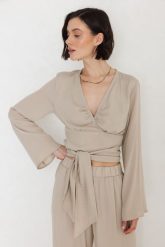 BLUZKA TAYLOR PIASKOWA M - Flawless. Bluzki damskie Flawless, m, bez wzorów, eleganckie, bez kołnierzyka, bez ramiączek. Za 354.45 zł.