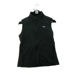 Second life - Kurtka polarowa damska o dopasowanym kroju - Jak nowy. Czarne kurtki sportowe damskie Patagonia, m, bez wzorów, z materiału, bez ramiączek, bez kaptura, trekkingowe. Za 234.96 zł.